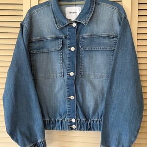 Nine West Blue Denim jacket
Pockets: (5 1/2 in deep x 5 in wide)